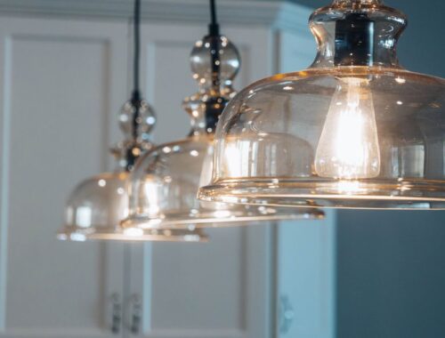 Moderne Pendelleuchten in einem stilvoll eingerichteten Wohnzimmer, die Atmosphäre und Design harmonisch verbinden.