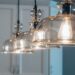 Moderne Pendelleuchten in einem stilvoll eingerichteten Wohnzimmer, die Atmosphäre und Design harmonisch verbinden.