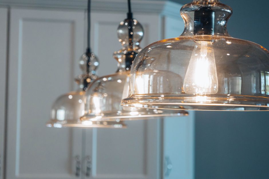 Moderne Pendelleuchten in einem stilvoll eingerichteten Wohnzimmer, die Atmosphäre und Design harmonisch verbinden.